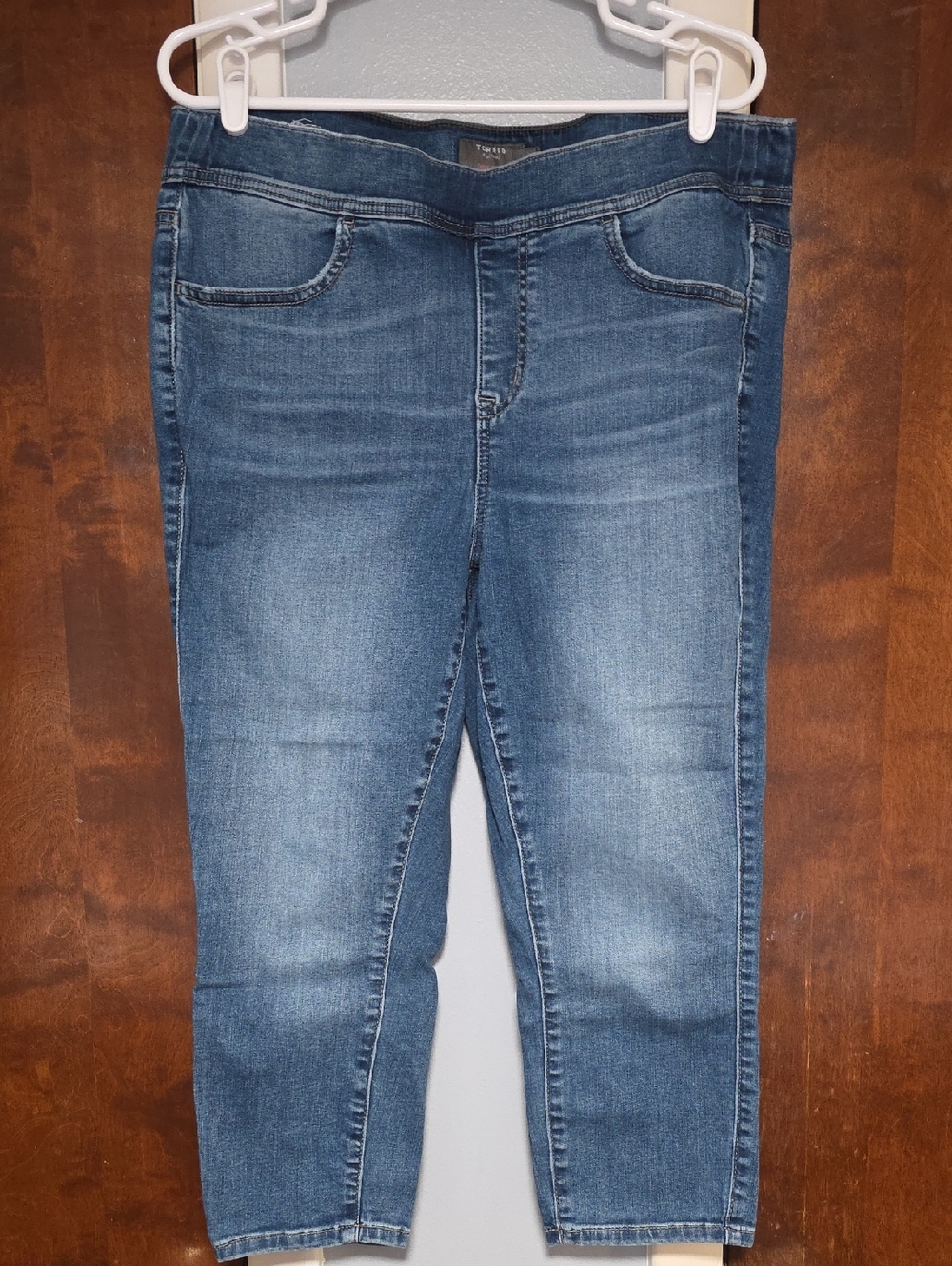 Gently Used Size 1 Torrid Crop Lean Jean